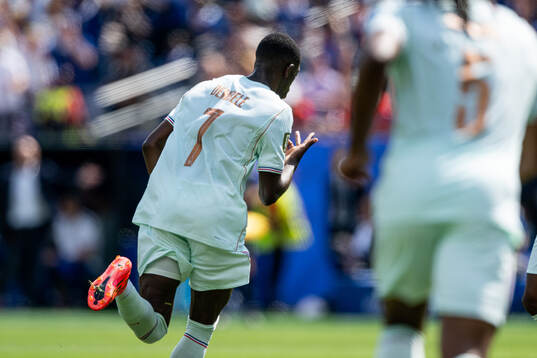 Ousmane Dembele of France celebrates 1-3