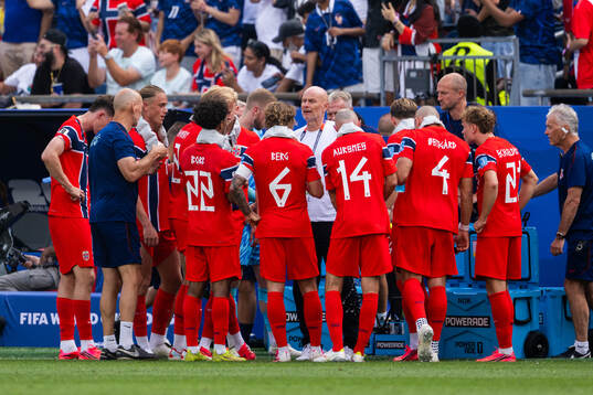 Head coach Ståle Solbakken and players of Norway