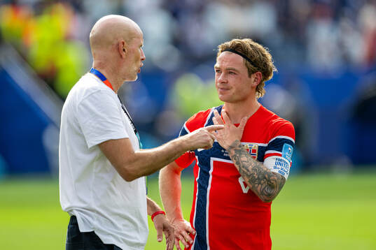 Head coach Ståle Solbakken and Patrick Berg of Norway