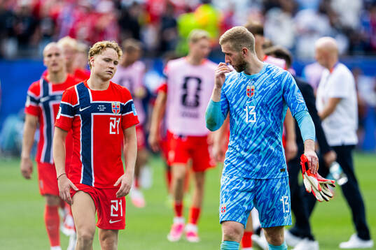 Andreas Schjelderup and goalkeeper Egil Selvik of Norway