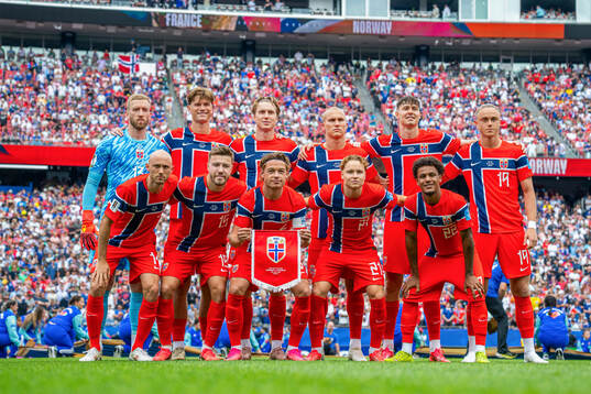 The starting eleven of Norway pose for a team photo