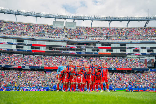 The starting eleven of Norway pose for a team photo