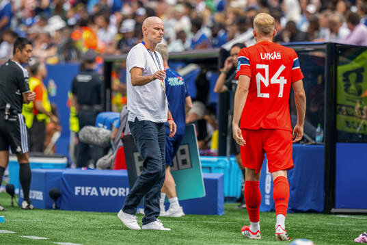 Head coach Ståle Solbakken and Sondre Langås of Norway