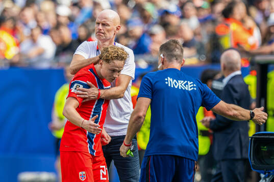 Andreas Schjelderup and head coach Ståle Solbakken of