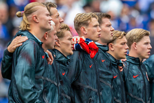 Torbjørn Lysaker Heggem and players of Norway line up