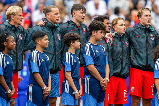 Jørgen Strand Larsen and players of Norway line up