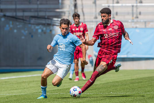 Malmö FFs Adrian Skogmar och Midtjyllands Philip Billing