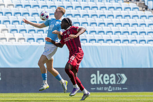Malmö FFs Daniel Gudjohnsen och Midtjyllands Bilal Konteh