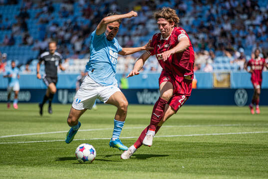 Malmö FFs Adrian Skogmar och Midtjyllands Mads Bech
