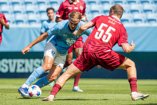 Malmö FFs Erik Botheim och Midtjyllands Victor Bak