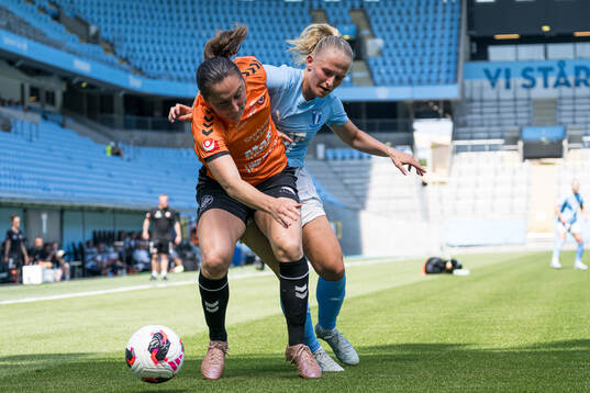 Kristianstads Courtney Ruedt och Malmö FFs Tuva Skoog