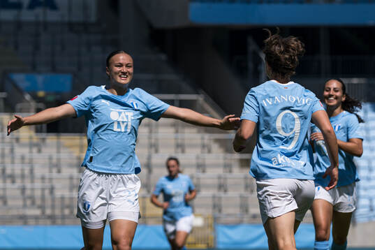 Malmö FFs Amy Joan Irene Sayer och Miljana Ivanovic jublar