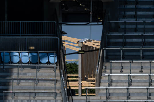 Bygget av en ny stadion syns mellan läktarsektionerna på
