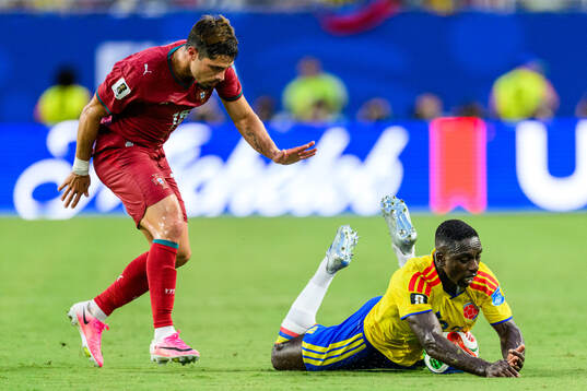 Pedro Neto of Portugal and Deiver Machado of Colombia