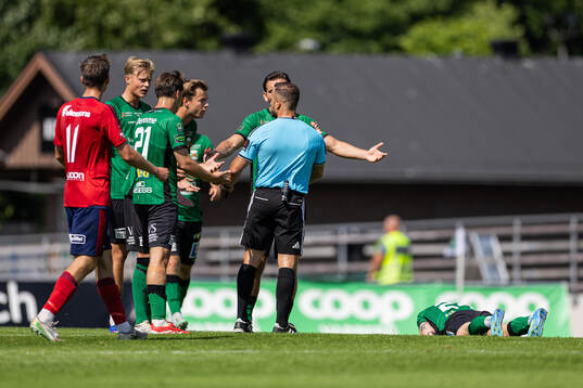 Varbergs spelare pratar med Domare Rinon Hasani