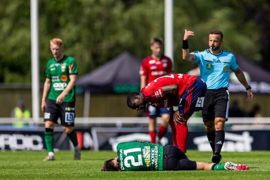 Varbergs Isak Valentin Vidjeskog får en smäll