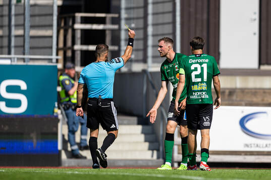 Varbergs Niklas Dahlström får gult kort