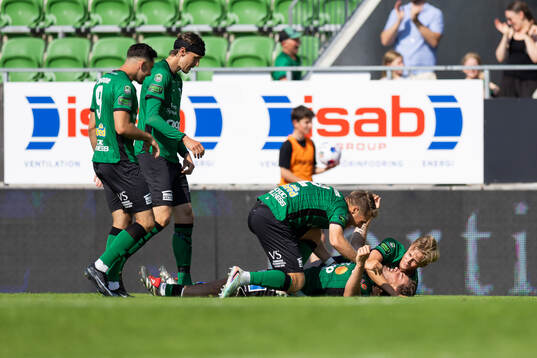 Varbergs Erion Sadiku jublar med lagkamraterna