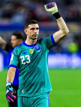 Goalkeeper Emiliano Martinez of Argentina celebrates