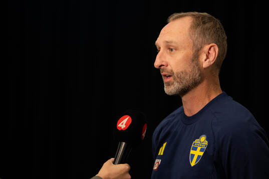 Assistant coach Andreas Georgson at a press event with the