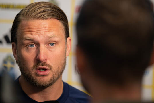 Assistant coach Björn Hamberg at a press event with the