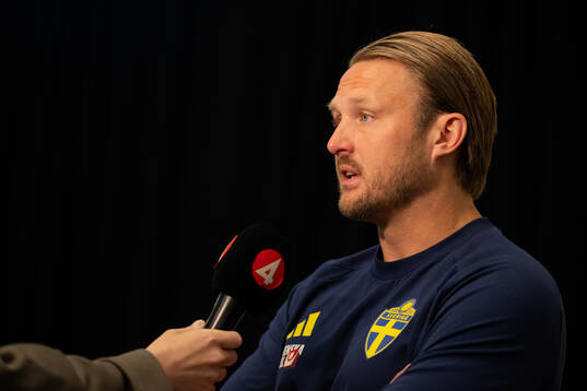 Assistant coach Björn Hamberg at a press event with the