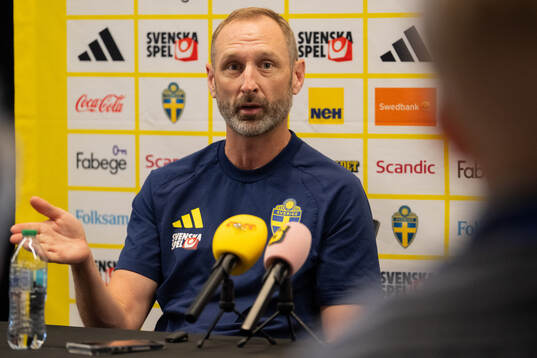 Assistant coach Andreas Georgson at a press event with the