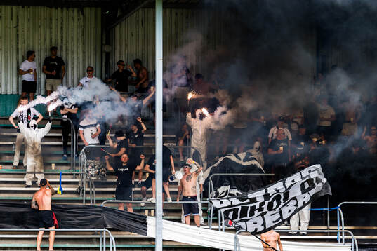 Örebros supportrar med pyroteknik
