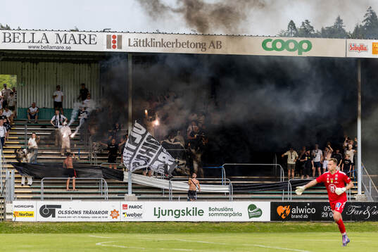 Örebros supportrar med pyroteknik