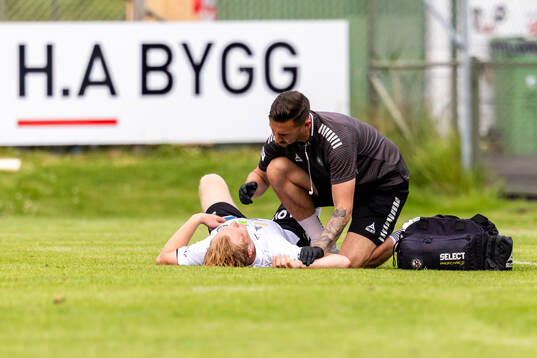 Örebros Victor Sandberg skadad och utbytt