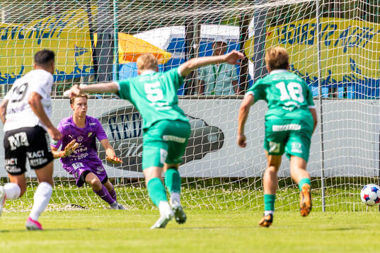 Ljungskiles målvakt Lukas Eriksson räddar en straff