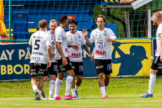 Örebros Antonio Yakoub har gjort 1-2 och jublar