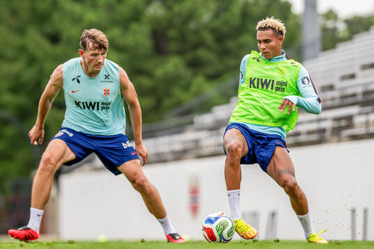 Sander Berge and Antonio Nusa of the Norwegian national