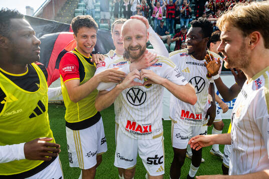 Östersunds Curtis Edwards jublar