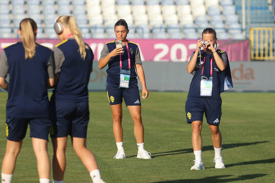 Players of Sweden arrive