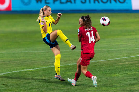 Tilde Karlsson of Sweden and Oliwia Zwiazek of Poland