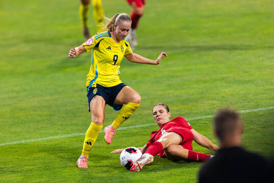 Ella Lundin of Sweden and Magda Piekarska of Poland