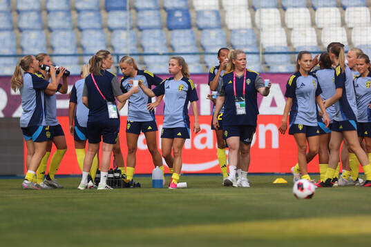 Players of Sweden warms up