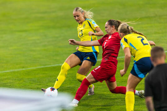 Tilde Karlsson of Sweden and Krystyna Flis of Poland