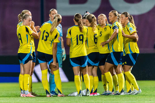 Agnes Ekberg of Sweden with team mates