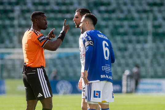 Domare Fredrik Oppong pratar med GIF Sundsvalls Marc