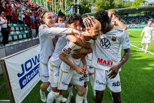 Östersunds Curtis Edwards jublar