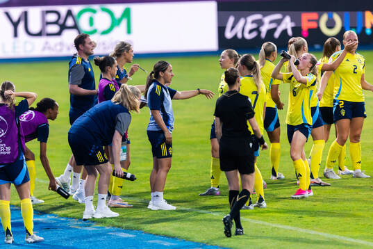 Coach Briana Campos of Sweden