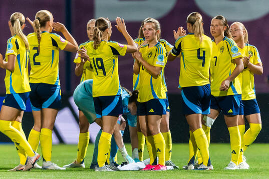 Agnes Ekberg of Sweden with team mates