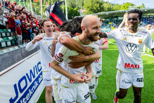 Östersunds Curtis Edwards jublar