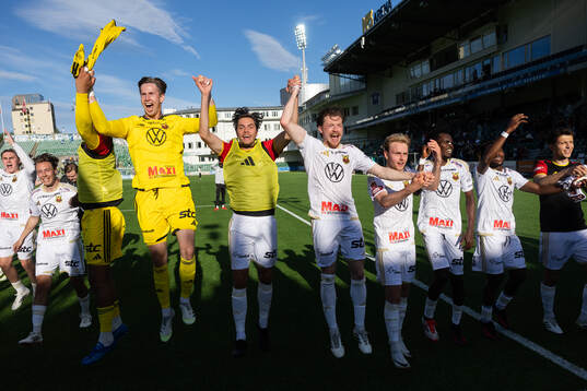 Spelare ur Östersund jublar