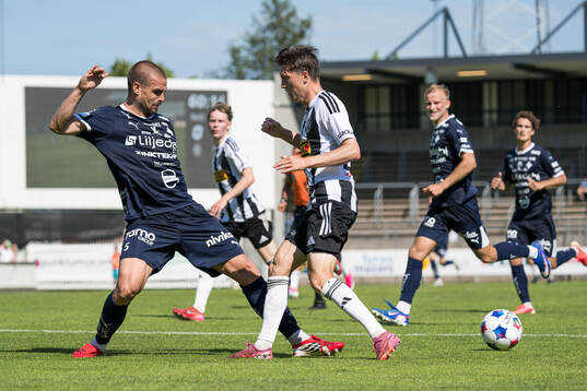 IFK Värnamos Douglas Bergqvist och Landskronas Kevin Jensen