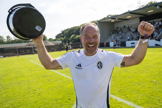 Landskronas lagledare Jonny Karlsson jublar