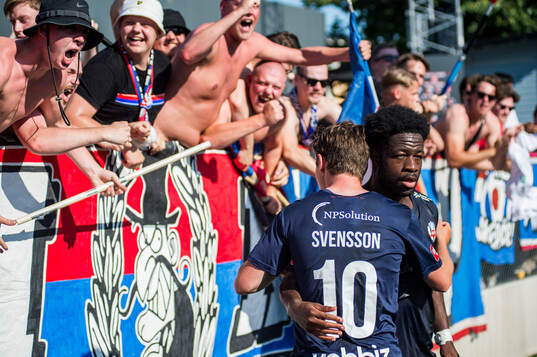 Helsingborgs Max Svensson och Kevin Nyarko jublar