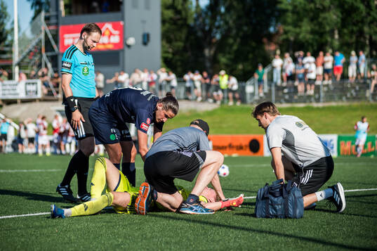 Sandvikens målvakt Otto Lindell får vård på plan